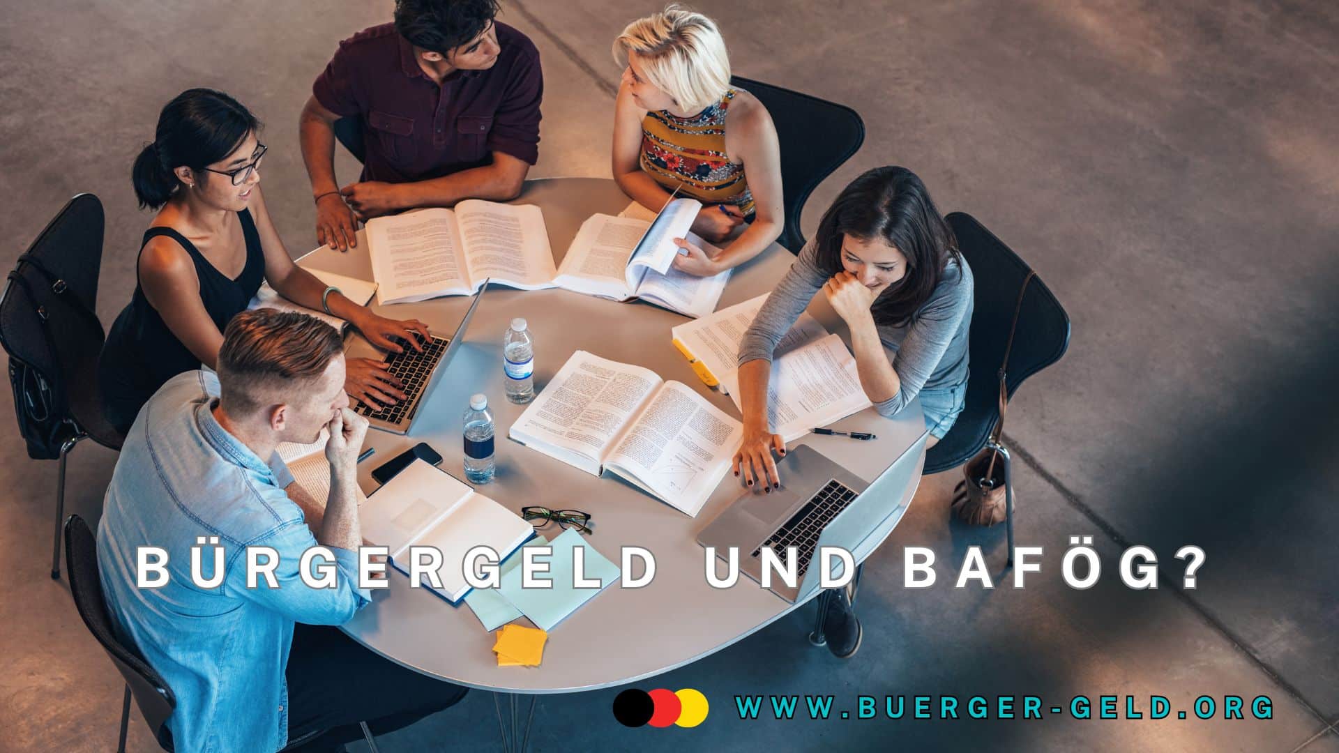 Studierende sitzen an einem runden Tisch