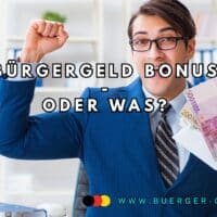 Mann jubelt mit Geldscheinen in der Hand