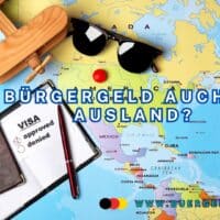 Weltkarte mit Sonnenbrille und Ausweis/Visa darauf