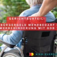 ältere Frau im Rollstuhl von hinten gesehen