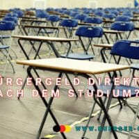 Saal mit leeren Tischen und Stühen für Studenten