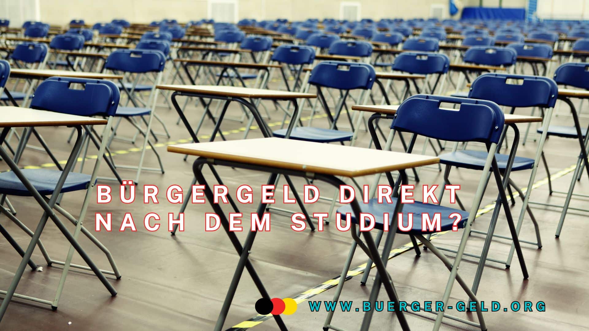 Saal mit leeren Tischen und Stühen für Studenten