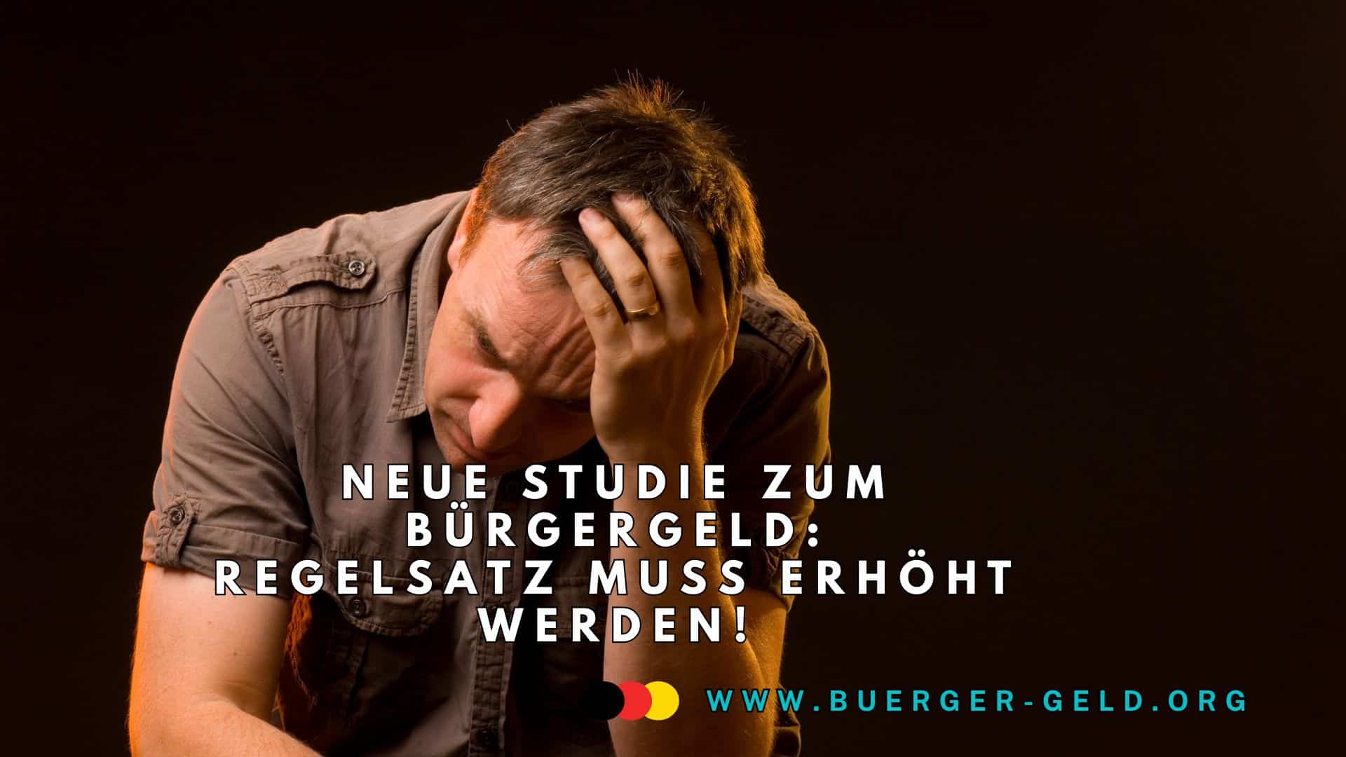 Mann vornübergebeugt schaut verzweifelt