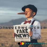 Kind mit langer, aufgesetzter Nase und Zeitung mit Titel "Fake-News" in der Hand
