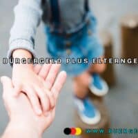 große Hand hält kleine Hand beim Balancieren