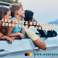 Zwei Kinder und Vater blicken aus Autofenster zum Meer