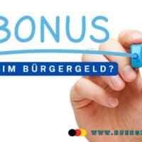 Hand hält Textmarker, der "Bonus beim Bürgergeld" geschrieben hat