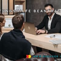 Mann und Frau sitzen Rechtsanwalt am Schreibtisch gegenüber