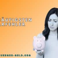 Eine Frau hält ein Sparschwein auf ihrer Hand und schaut traurig.