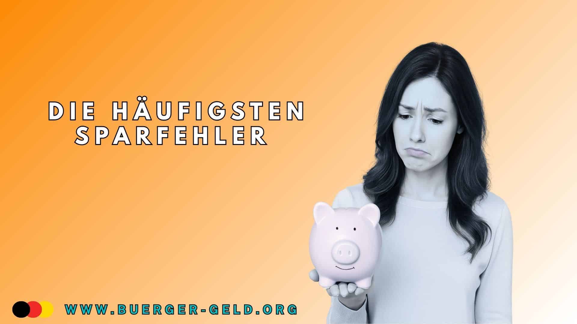Eine Frau hält ein Sparschwein auf ihrer Hand und schaut traurig.
