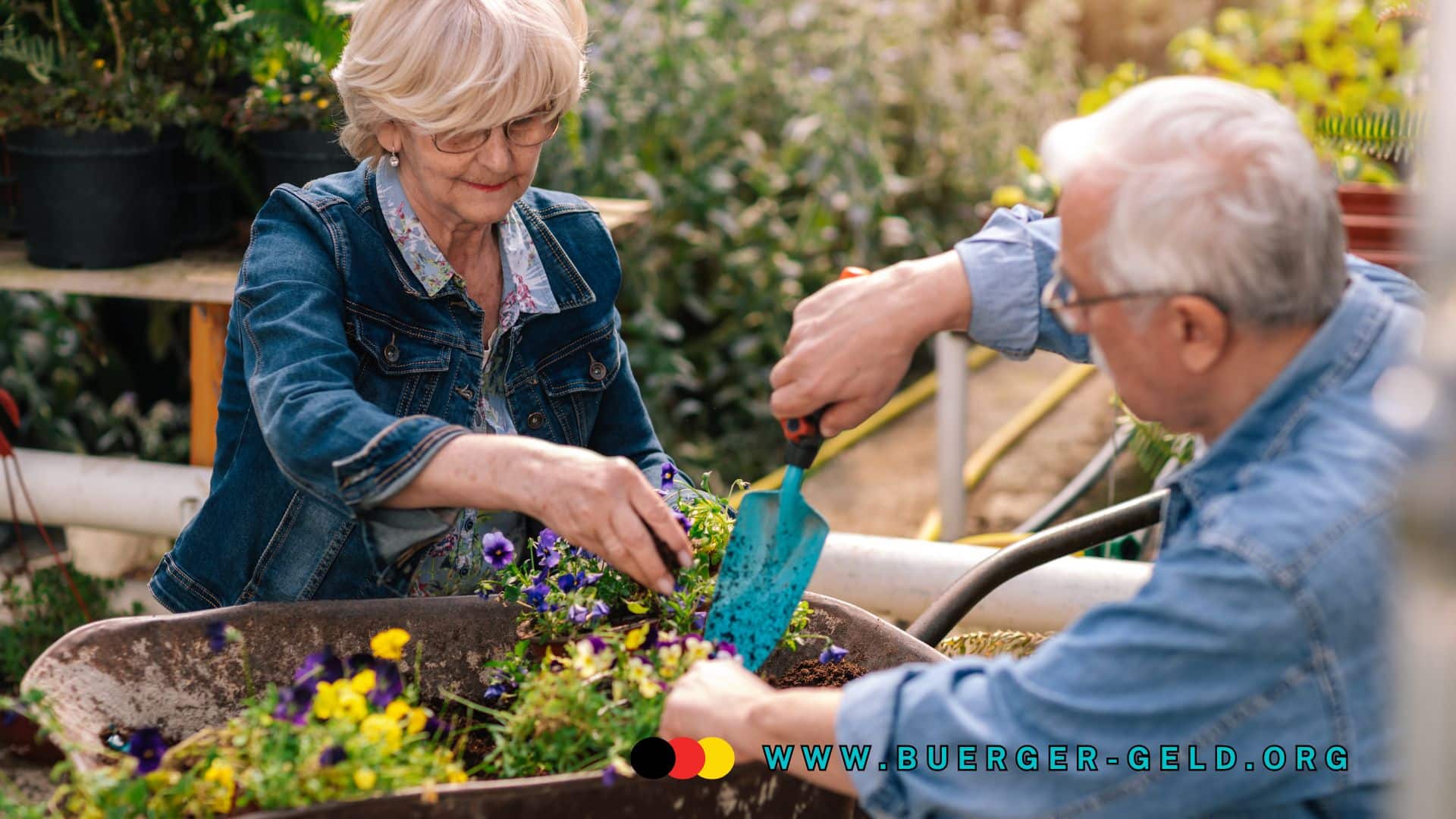 Rentnerehepaar arbeitet mit Blumen