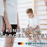 Kind sitzt traurig allein auf Bank beim Sport