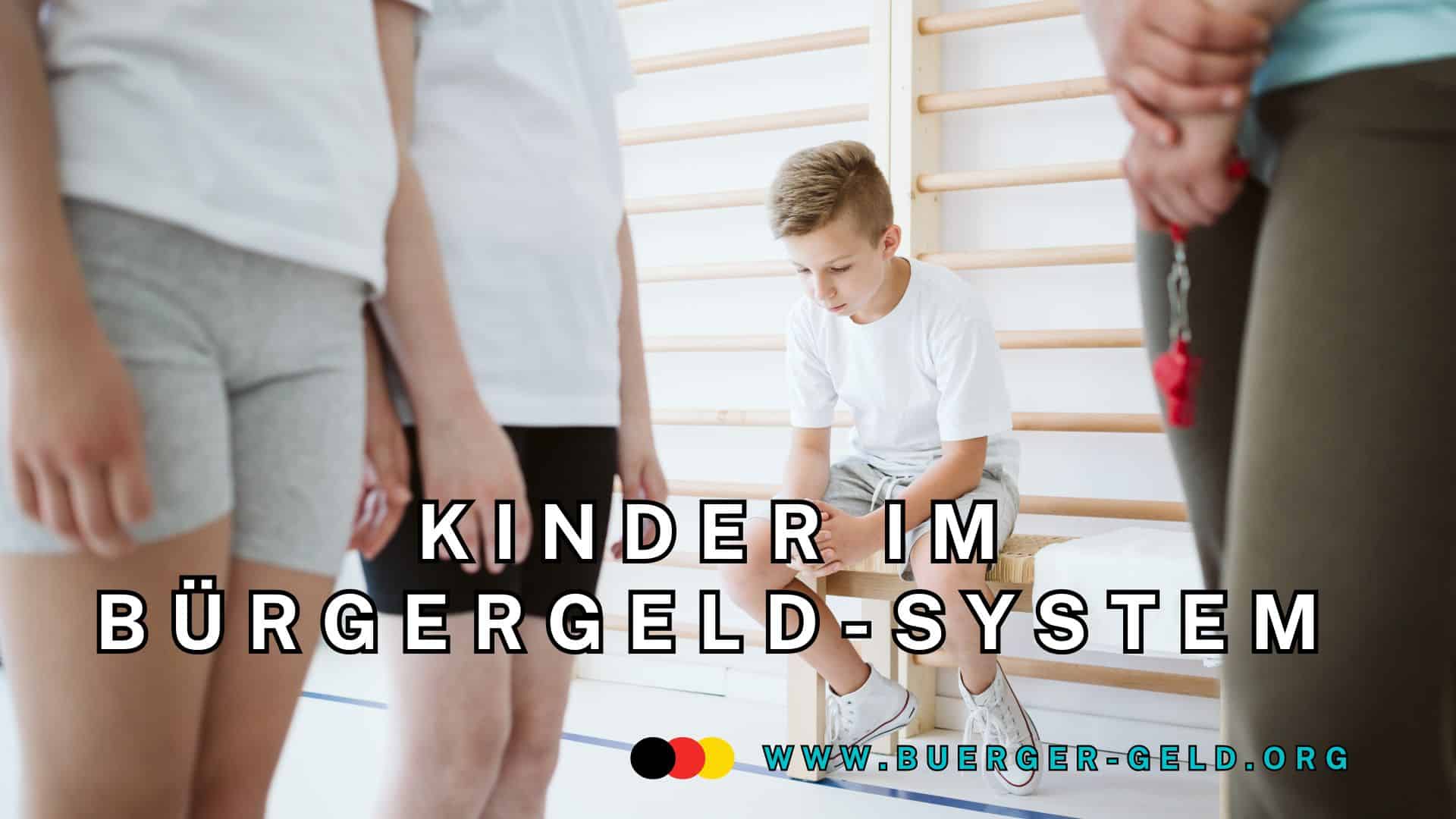 Kind sitzt traurig allein auf Bank beim Sport