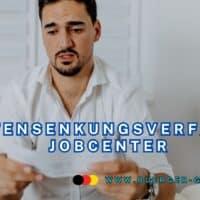 Mann liest verängstigt einen Brief