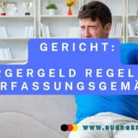 Mann auf dem Sofa verzieht das Gesicht