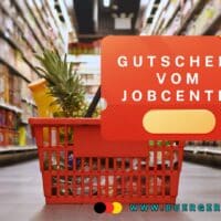 Einkaufskorb mit Lebensmitteln und Gutschein-Karte mit Aufschrift: Gutschein vom Jobcenter