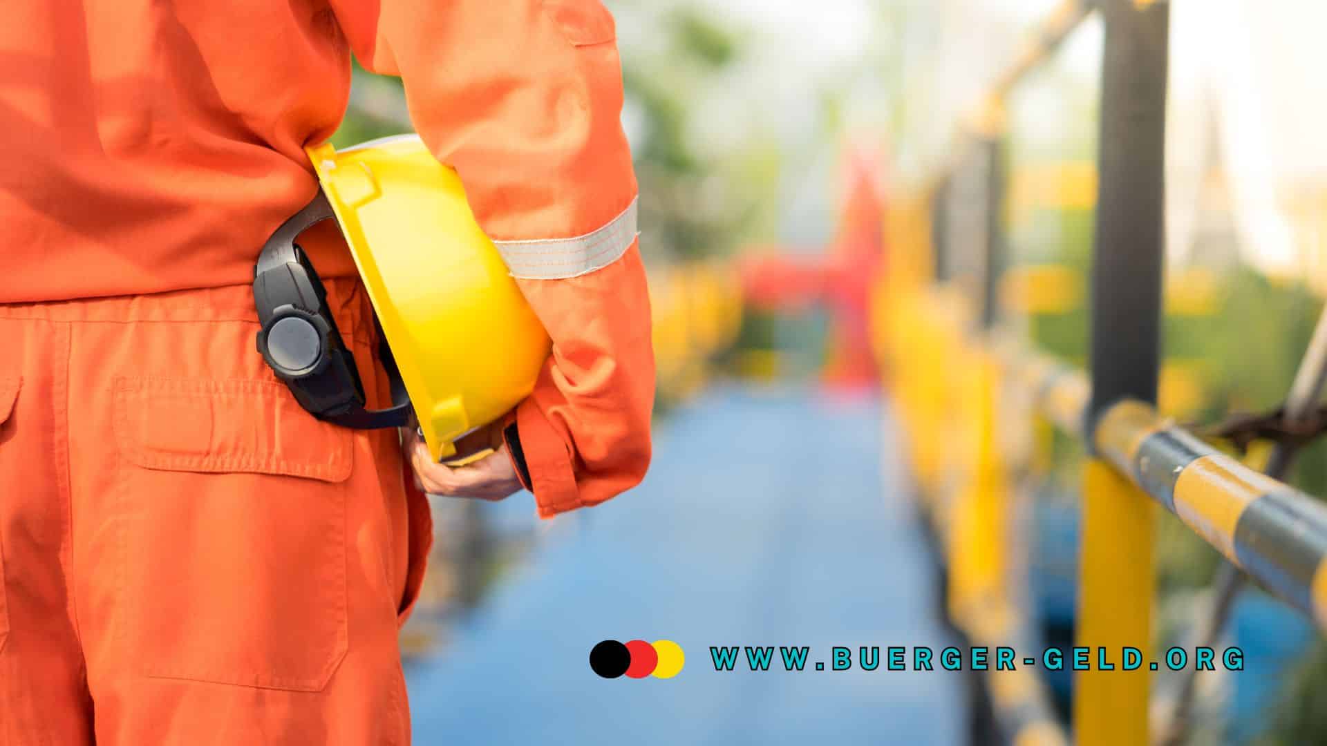 Arbeiter ausschnittweise mit Helm unter dem Arm