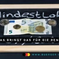 Tafel mit der Aufschrift Mindestlohn. Geld liegt darauf.