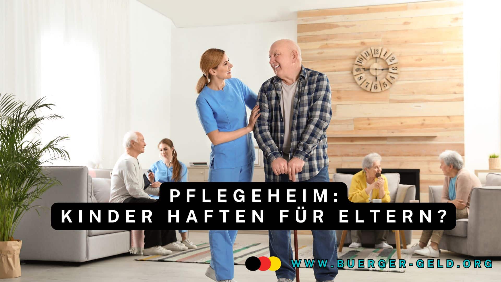 Pflegerin hilft Mann im Pflegeheim
