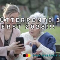 Junge Frau erklärt älterer Frau etwas mit dem Smartphone
