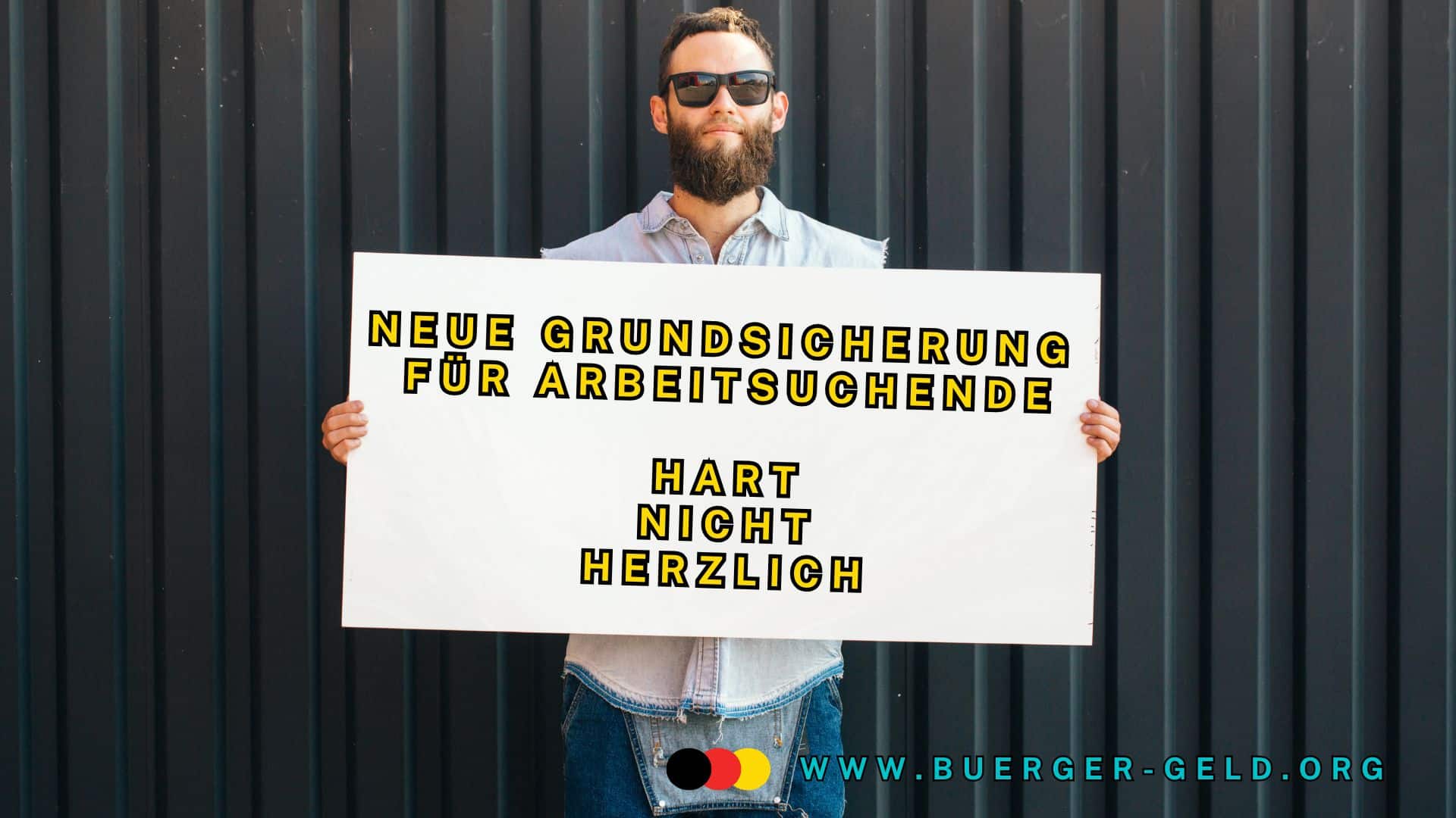Mann hält Plakat mit der Aufschrift "Neue Grundsicherung für Arbeitsuchende - hart, nicht herzlich
