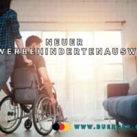 Frau schiebt Mann im Rollstuhl durch Zimmer