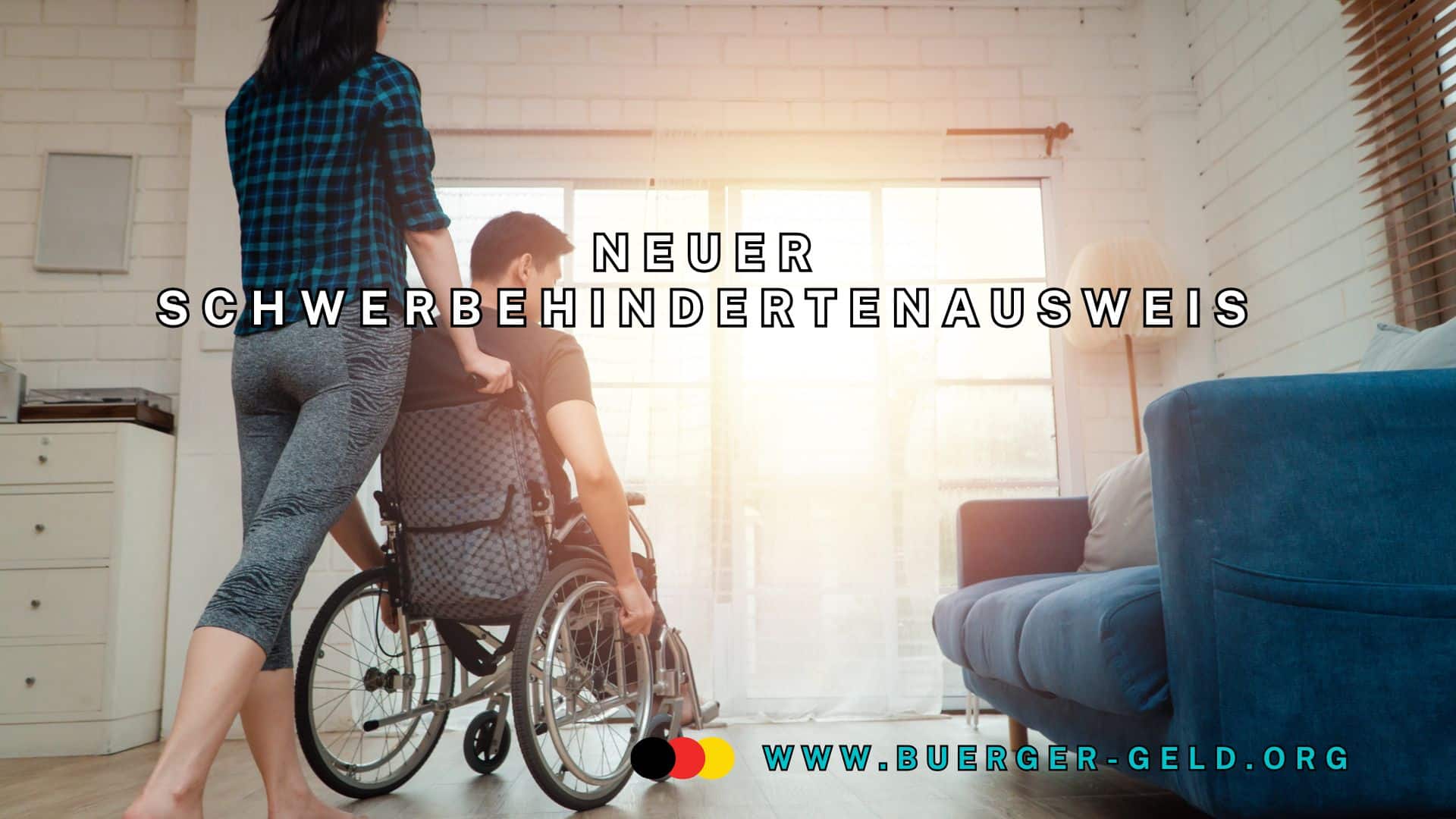 Frau schiebt Mann im Rollstuhl durch Zimmer