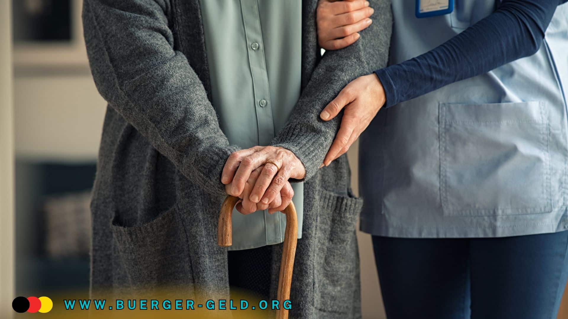 ältere Person wird von jüngerer Person am Arm gehalten