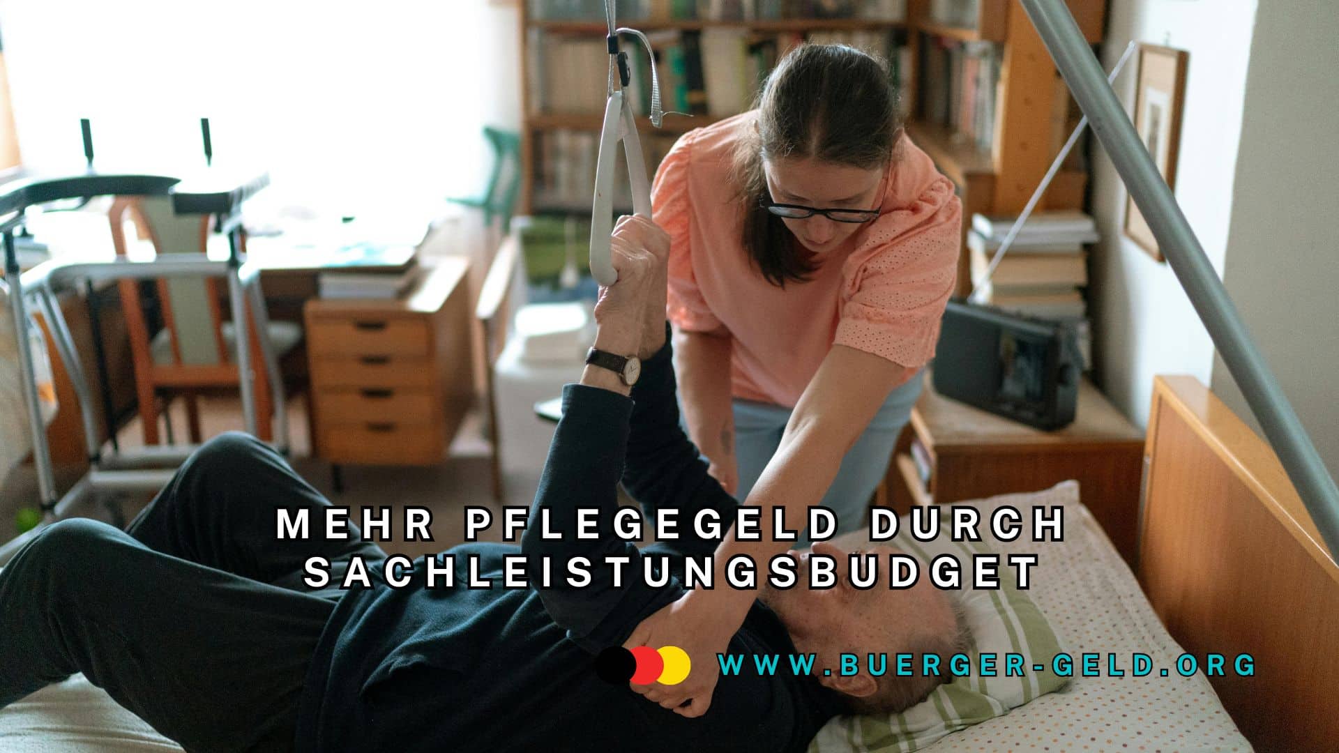 Frau hilft altem Mann im Pflegebett