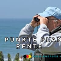 Senior schaut mit Fernglas nach vorn
