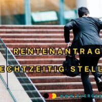 Senior eilt die Treppe hinauf