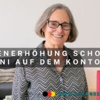 Seniorin lächelt