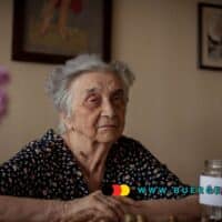 alte Frau schaut traurig