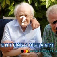 Senior umrahmt von 2 jüngeren Männern