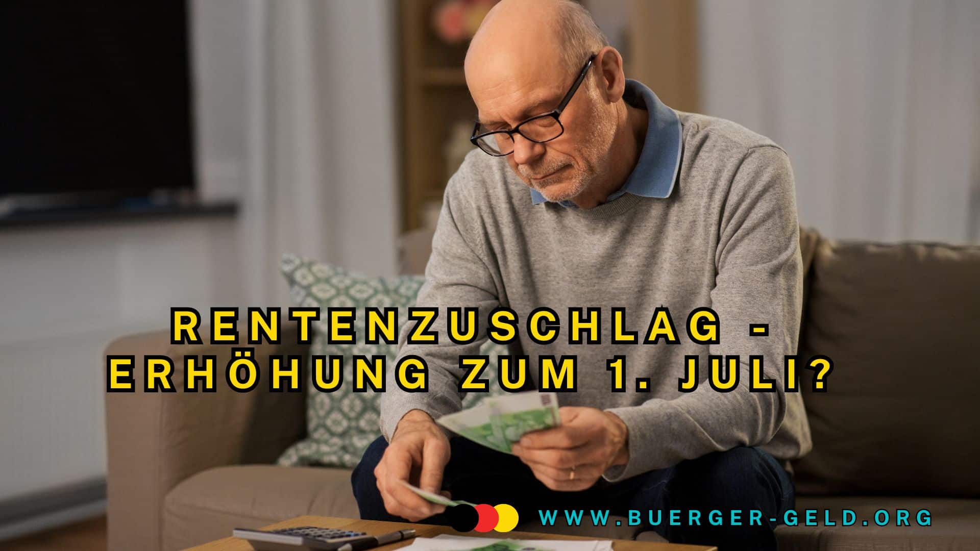 Rentner zählt Geldscheine