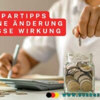 Eine Person sitzt vor einem Taschenrechner und wirft mit der anderen Hand eine Münze ins Glas.
