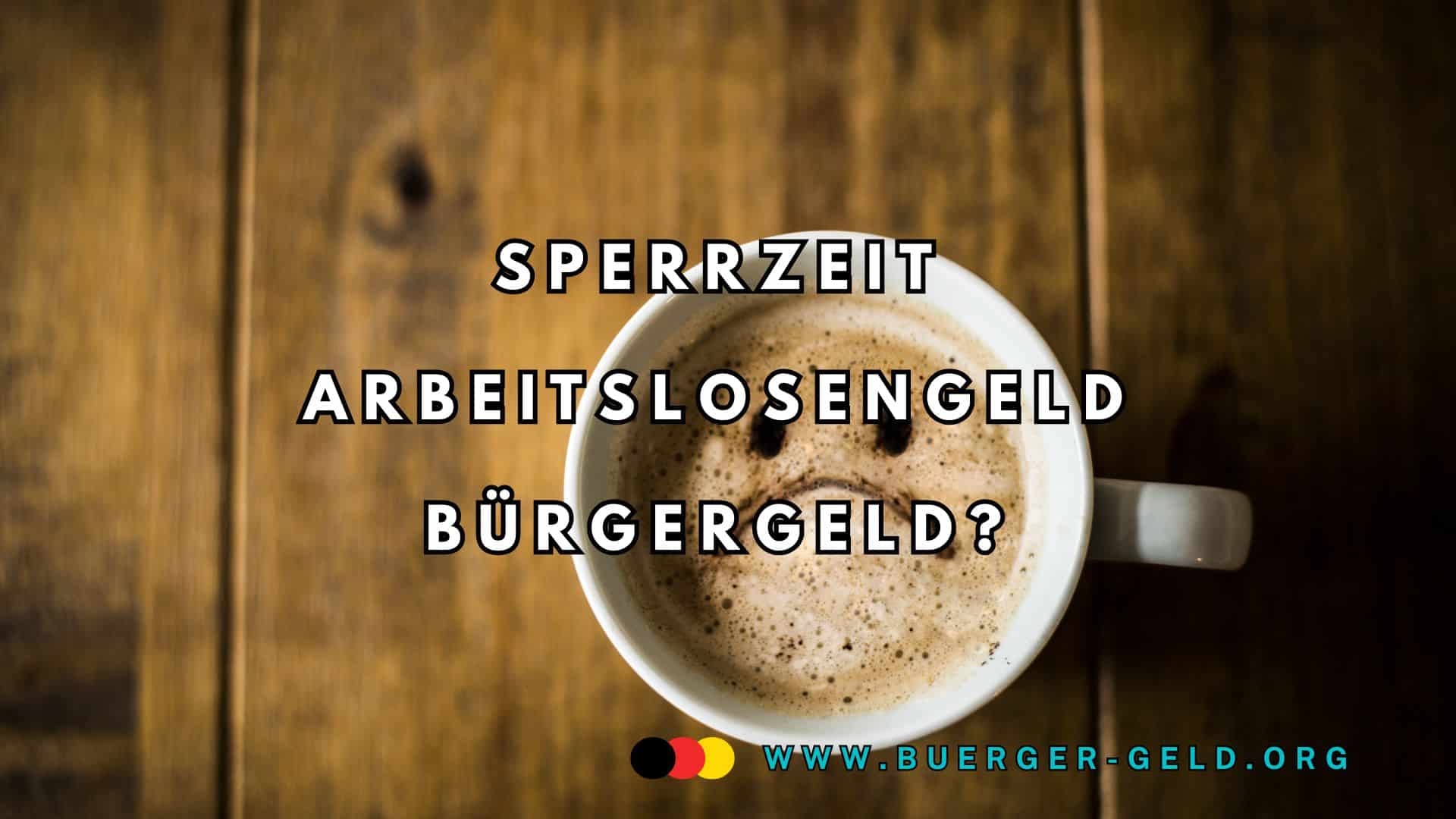 Tasse Kaffee mit traurigem Smiley im Schaum