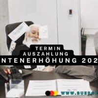Rentner sitzt mit Füßen hoch am Schreibtisch, Gelscheine flattern