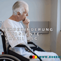 Senior sitzt im Rollstuhl