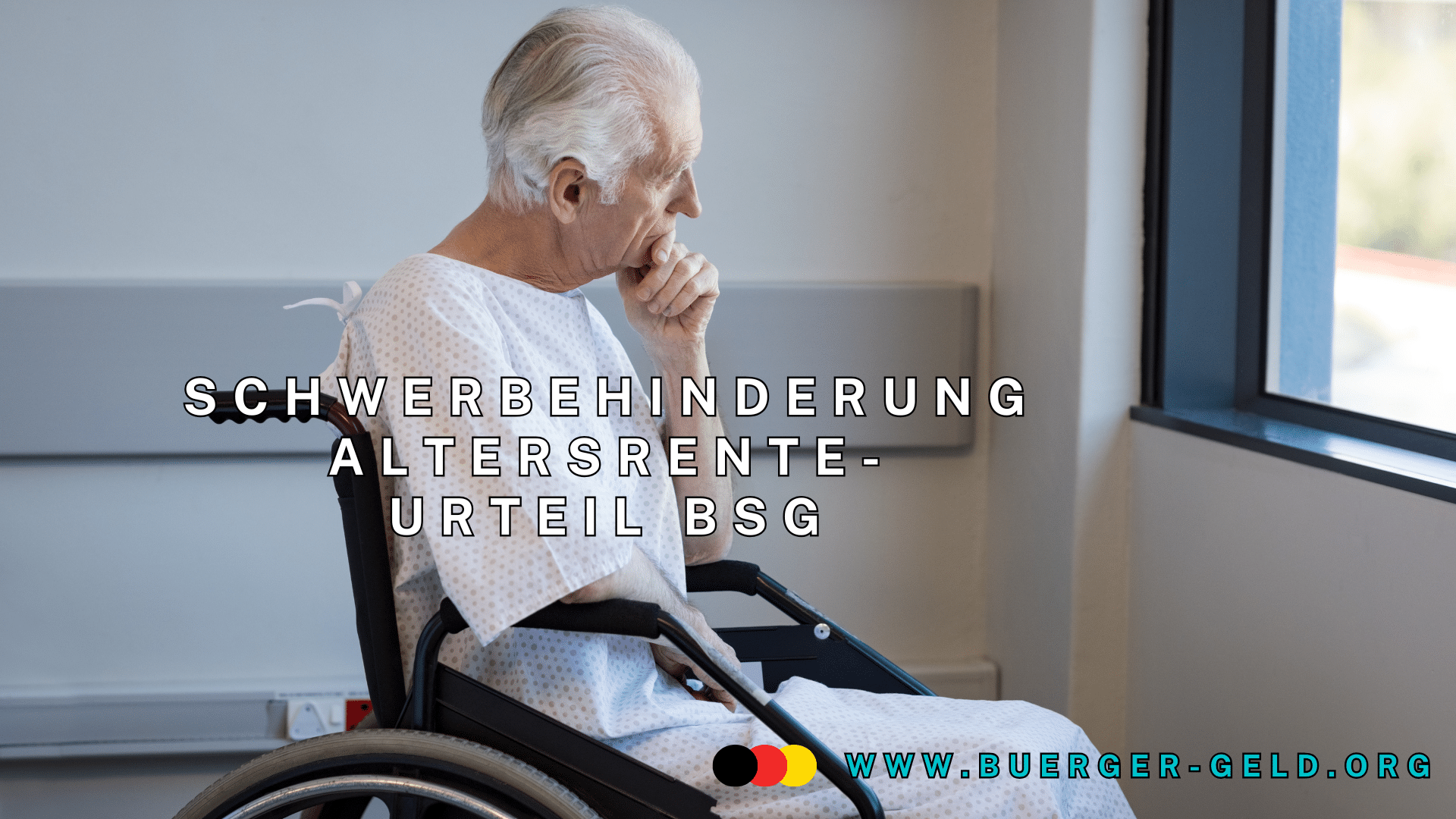 Senior sitzt im Rollstuhl