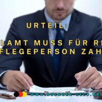 Mann im Anzug am Richtertisch