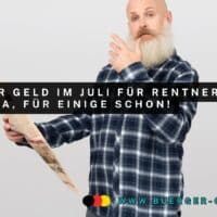 Senior hält fragend die Zeitung hoch