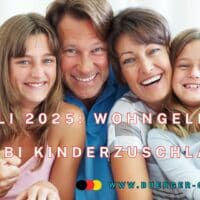 Eltern und zwei Kinder lächeln und nehmen sich in den Arm