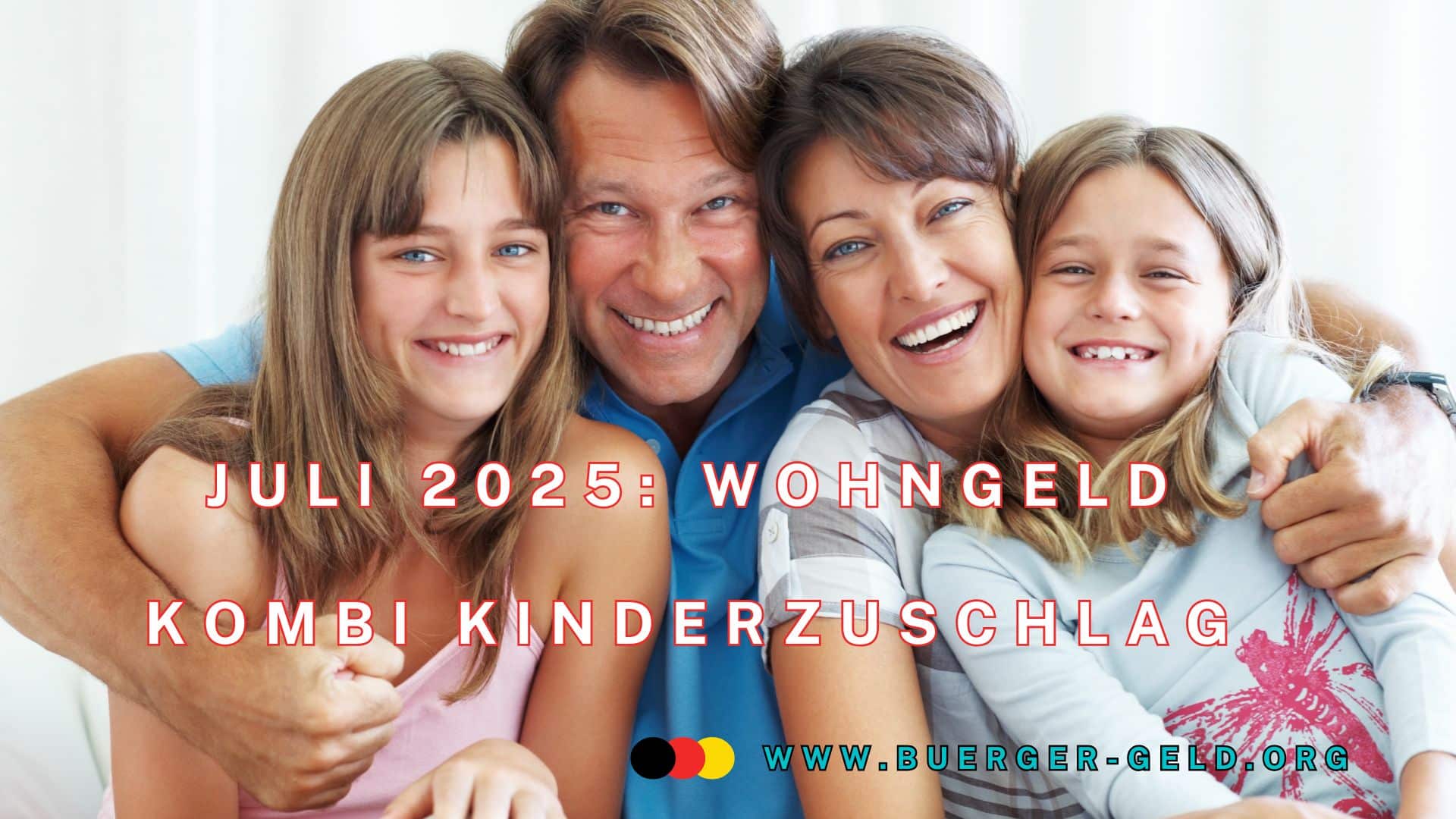 Eltern und zwei Kinder lächeln und nehmen sich in den Arm