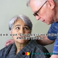 Mann legt beruhigend Arm um besorgte ältere Frau