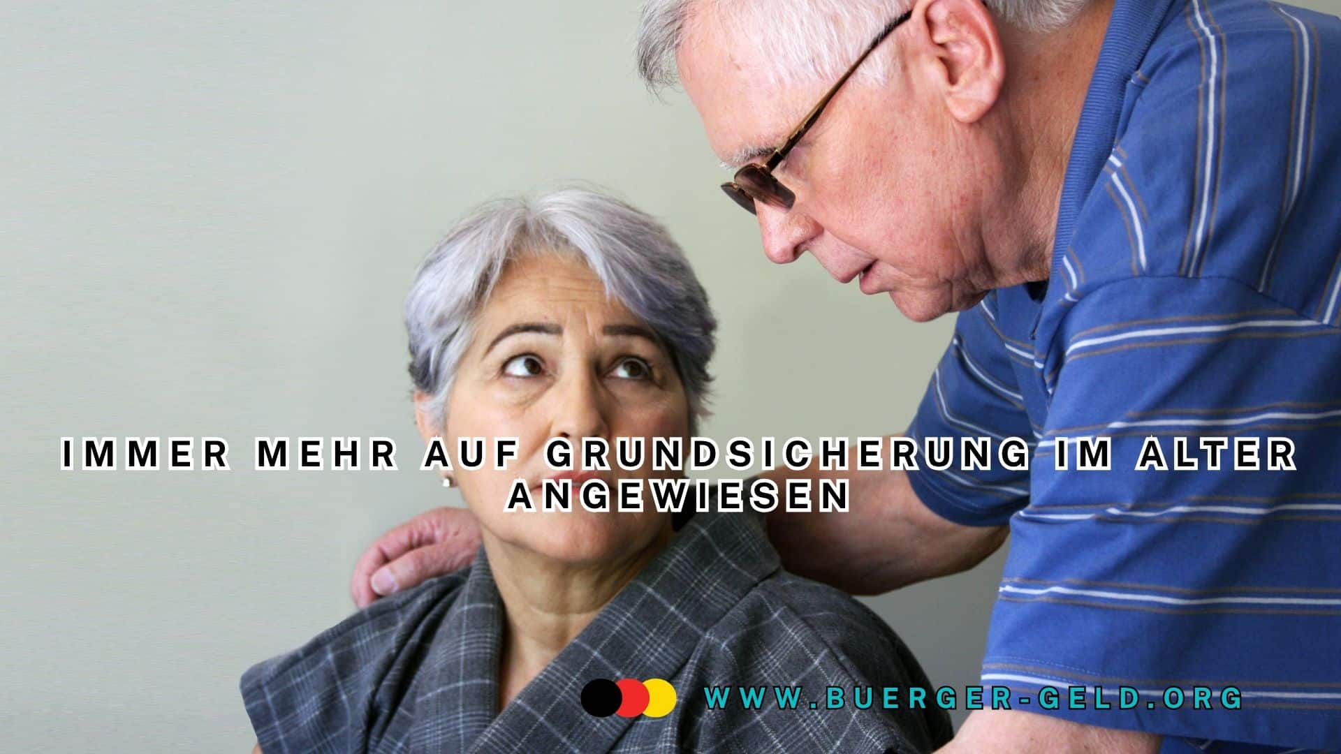 Mann legt beruhigend Arm um besorgte ältere Frau