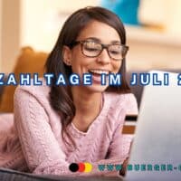 Frau schaut lachend auf Notebook