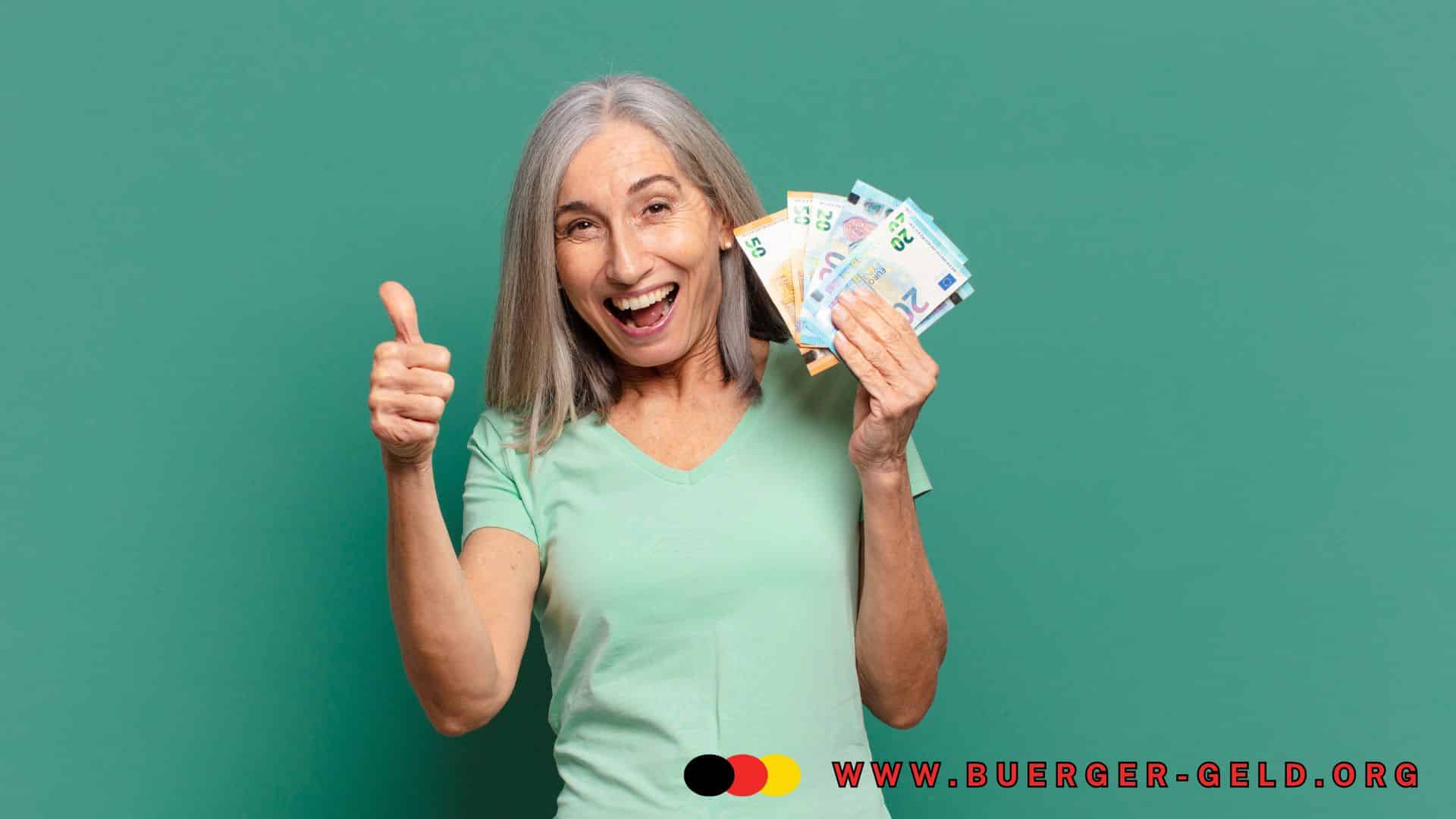 Seniorin mit grauen Haaren hält mehrere Euro-Geldscheine in der Hand und zeigt Daumen hoch vor grünem Hintergrund. Unten rechts ist das Logo und die Webadresse von buerger-geld.org zu sehen.