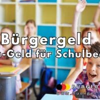 Eine Grundschulklasse mit mehreren Kindern, die an ihren Tischen sitzen und die Hand heben, um sich am Unterricht zu beteiligen; auf den Tischen liegen bunte Hefte und Lernmaterialien. Im Vordergrund befindet sich Schulbedarf, dazu Text mit Informationen zum „Bürgergeld“ und „Extra-Geld für Schulbedarf“.