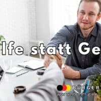 Zwei Menschen in einem modernen Büro schütteln sich die Hand über einem Schreibtisch mit Laptop, Kaffeetassen und Notizbuch. Im Hintergrund befindet sich eine Pinnwand mit bunten Zetteln. Über dem Bild steht der Text „Hilfe statt Geld“. Unten rechts ist das Logo von BÜRGER & GELD sowie die Webadresse www.buerger-geld.org zu sehen.